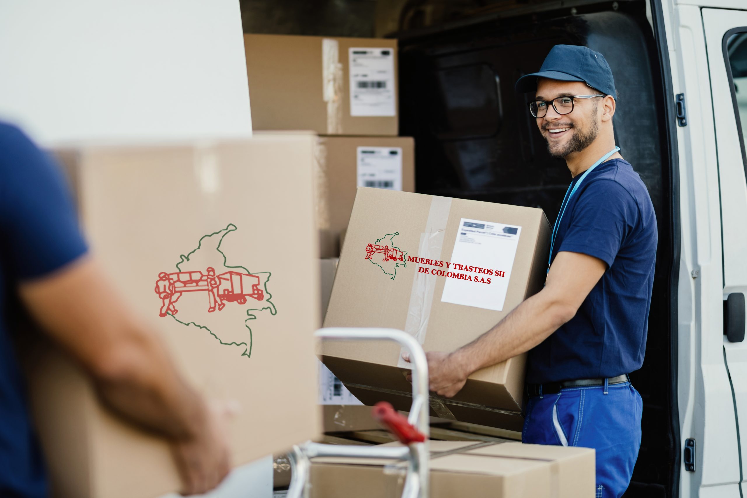 Servicios 1 Happy delivery man talking with coworker while loading boxes in