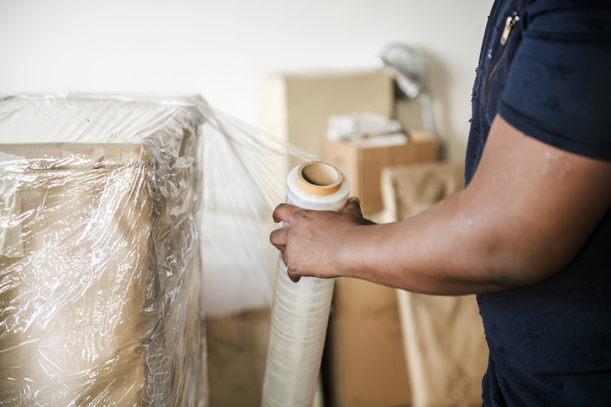 Servicios 2 Black man moving furniture
